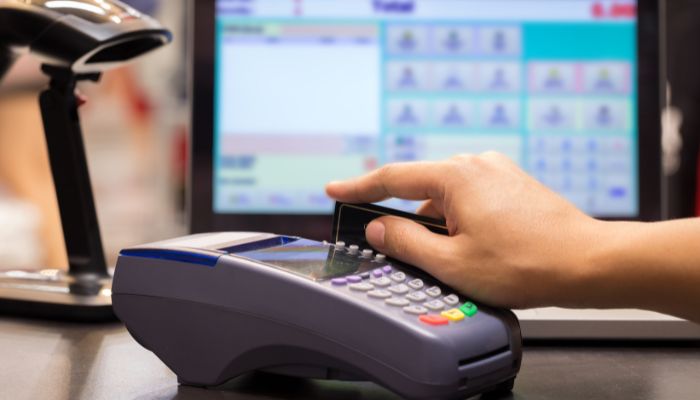 Clonación de tarjetas en comercios.