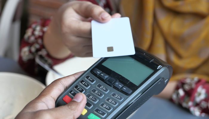 Clonación de tarjetas en comercios.