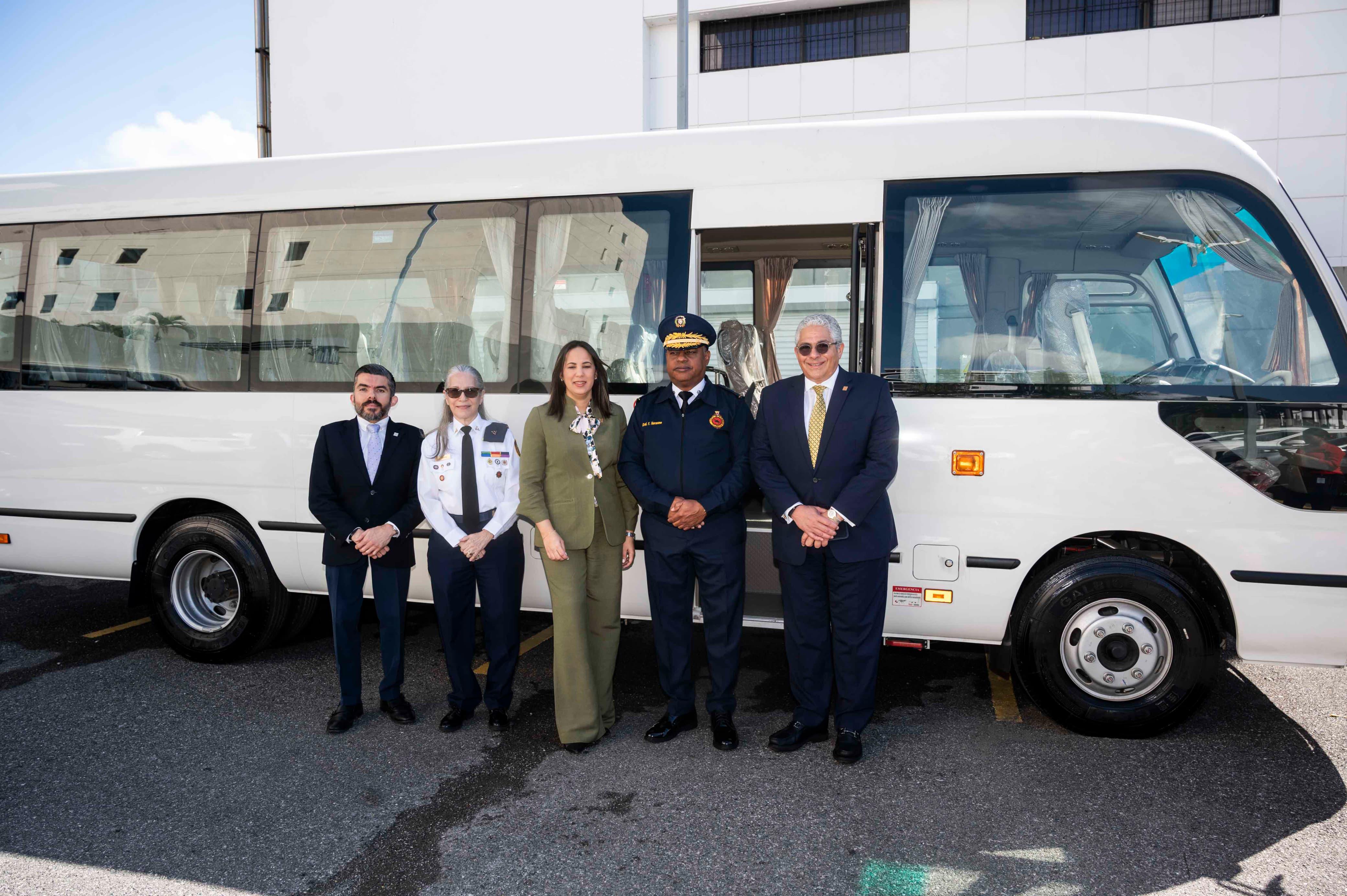 Banreservas dona minibús al Cuerpo de Bomberos del Distrito Nacional