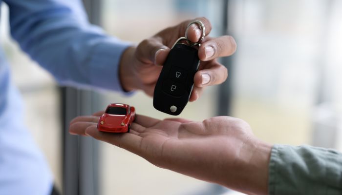 Comparación entre crédito y leasing para comprar vehículo con apoyo de Banreservas.