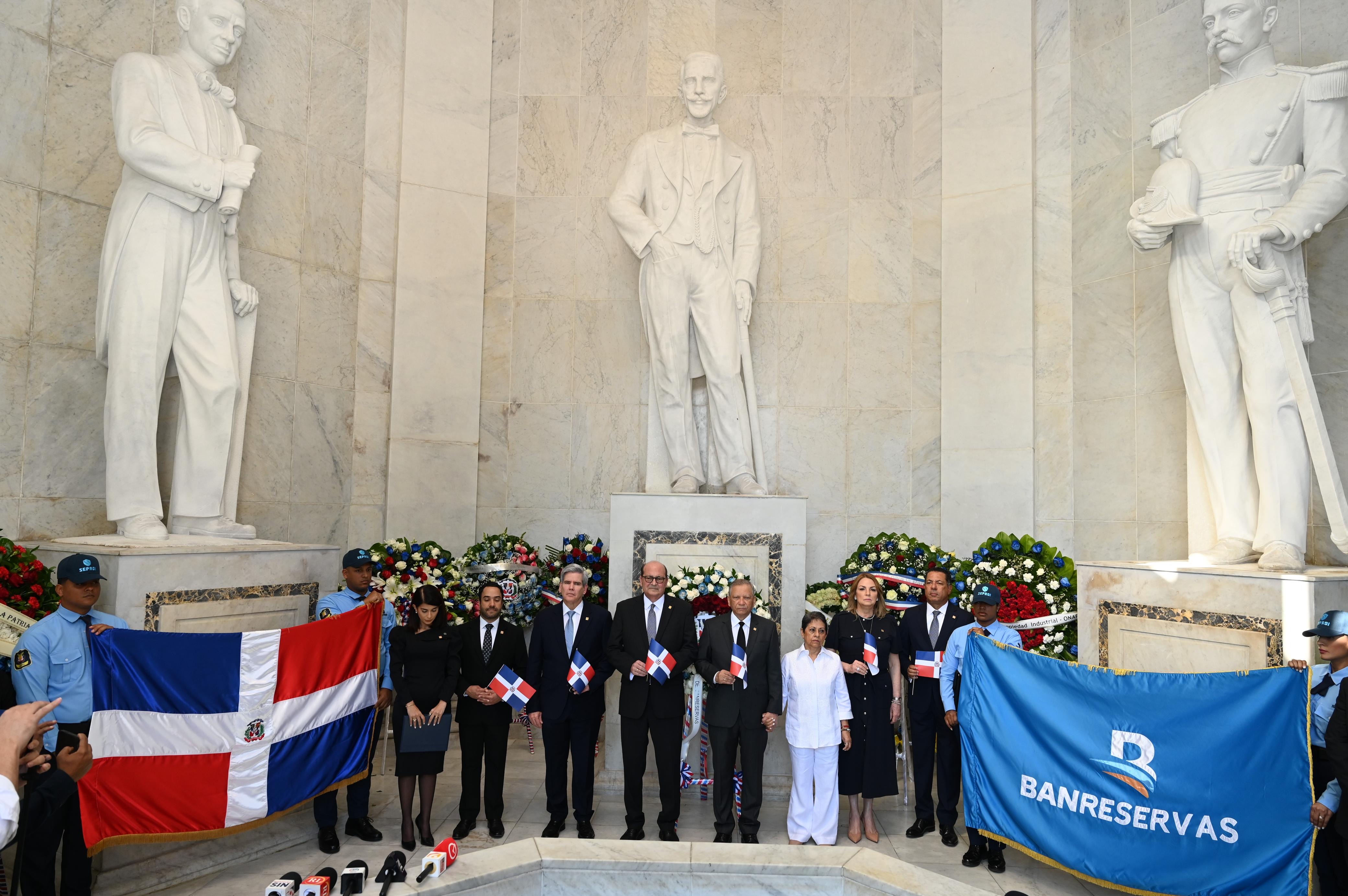 Banreservas deposita ofrenda floral en el Altar de la Patria por el 182 aniversario de la Independencia Nacional