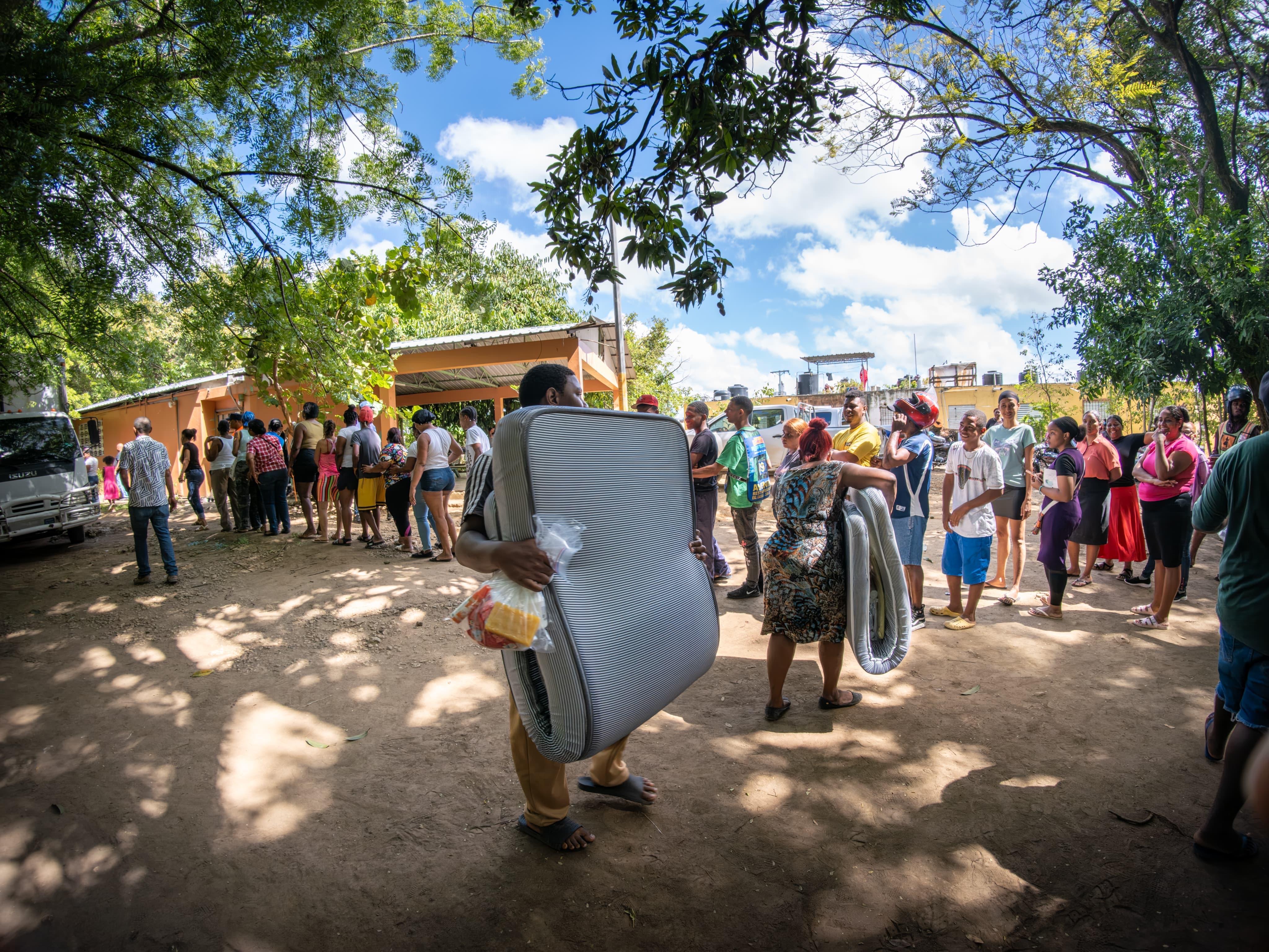 Voluntariado Banreservas asiste a familias afectadas por inundaciones en varias provincias
