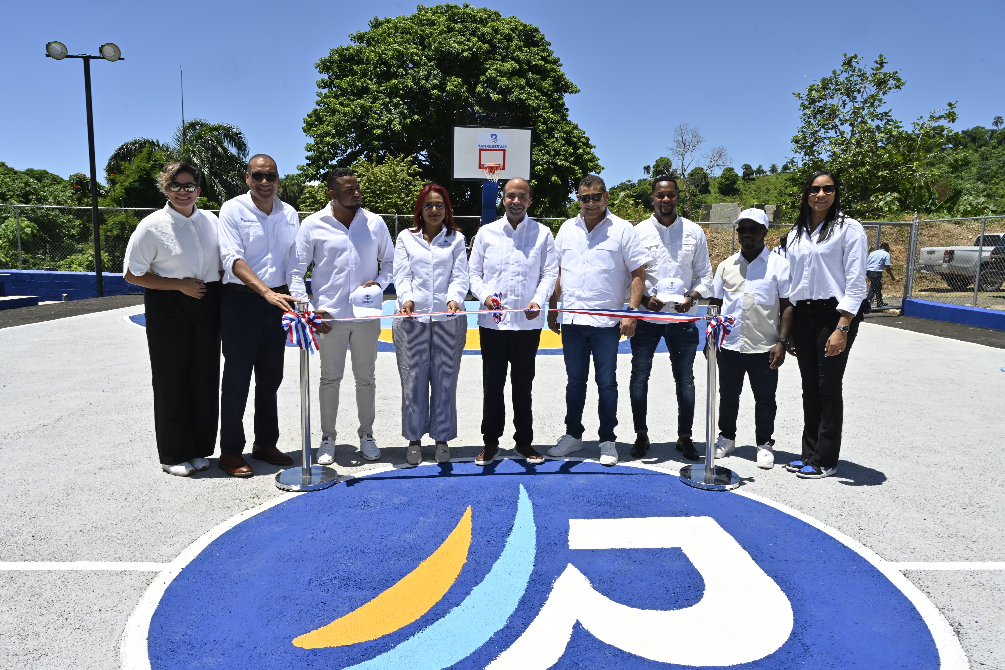Juega RD Banreservas reconstruye dos canchas en Samaná