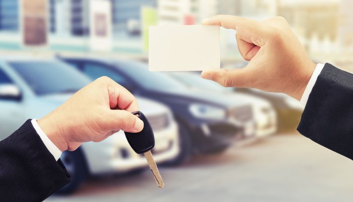 Comparación entre crédito y leasing para comprar vehículo con apoyo de Banreservas.