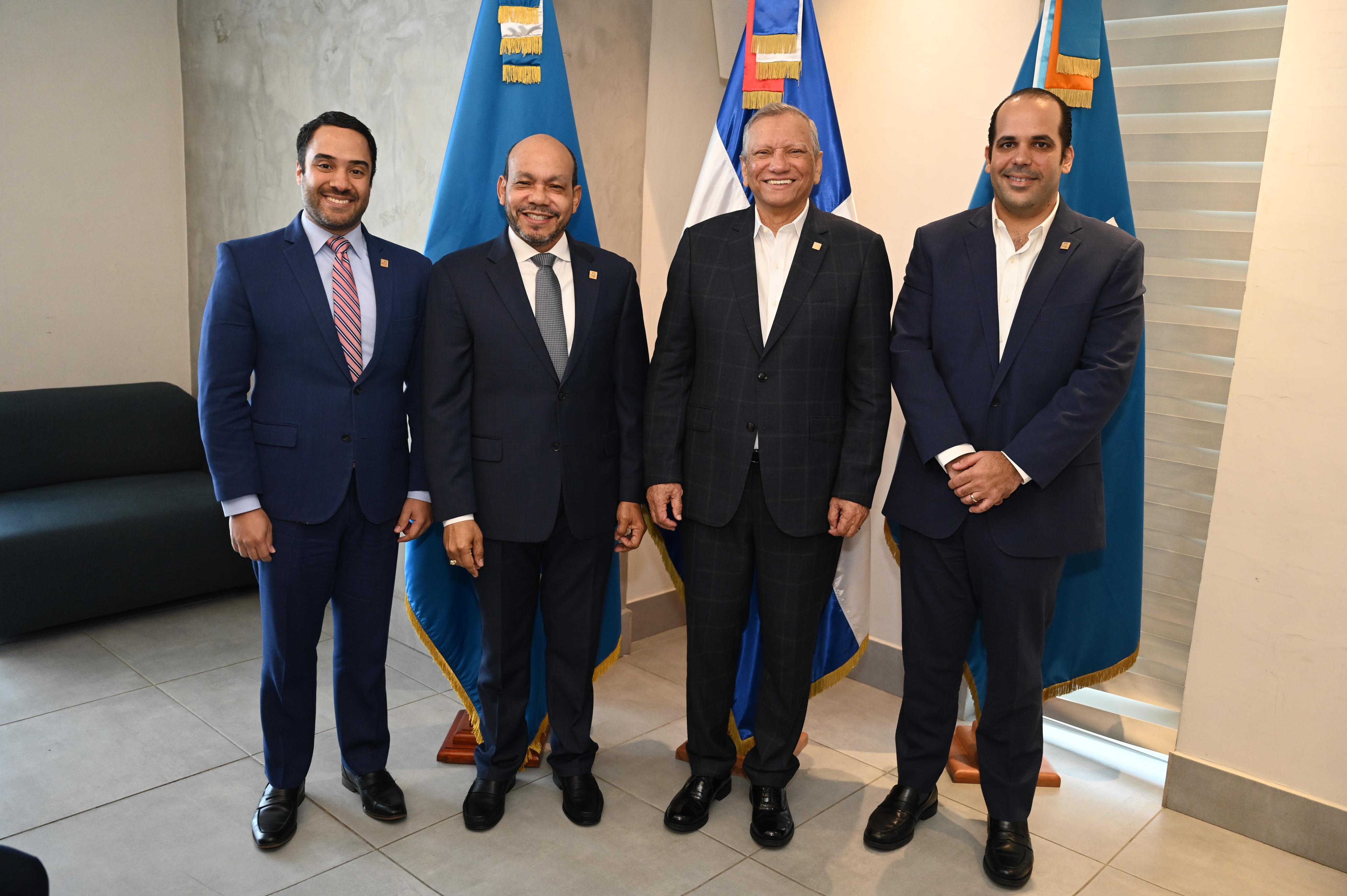 Aguilera juramenta a Luis Valdez como nuevo vicepresidente ejecutivo de Seguros Reservas