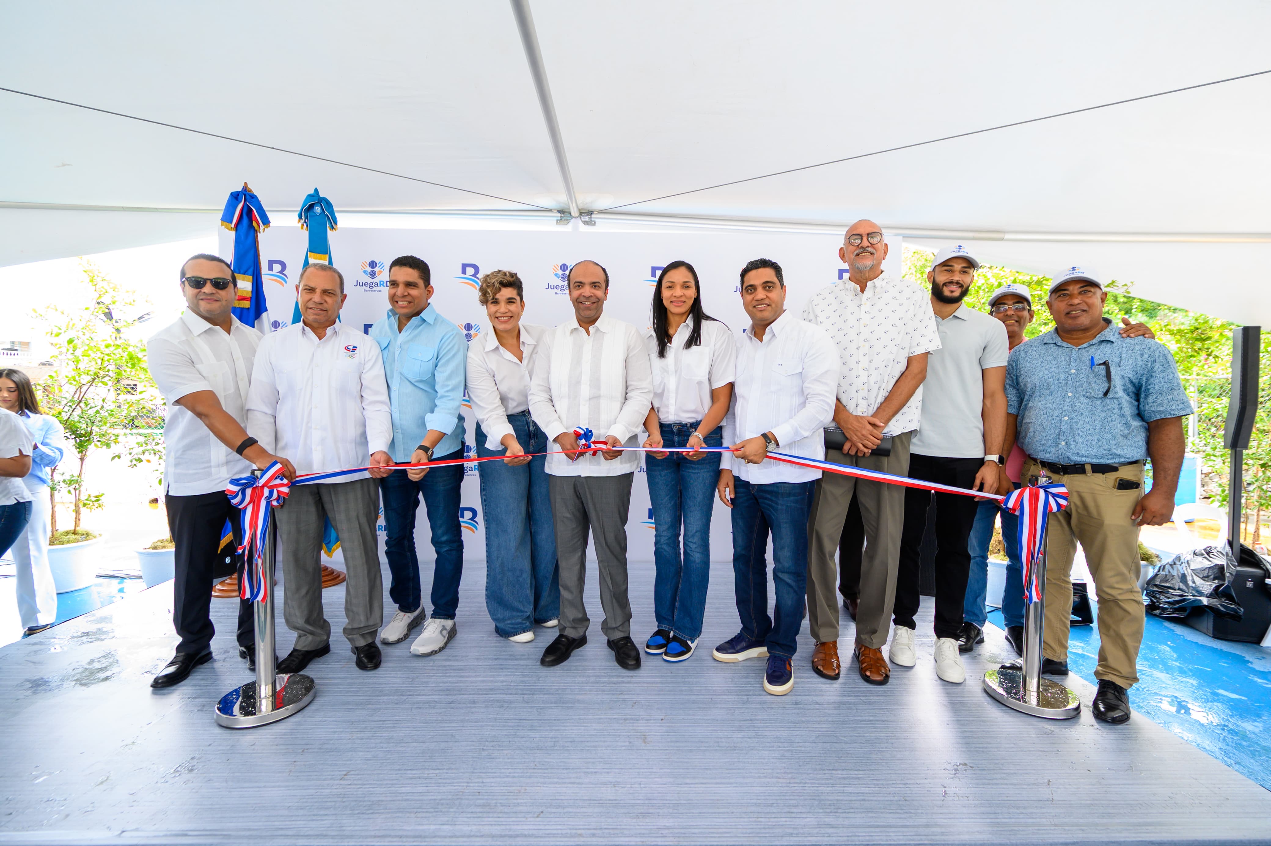 “Juega RD Banreservas” devuelve esplendor  a cancha del Ensanche La Paz