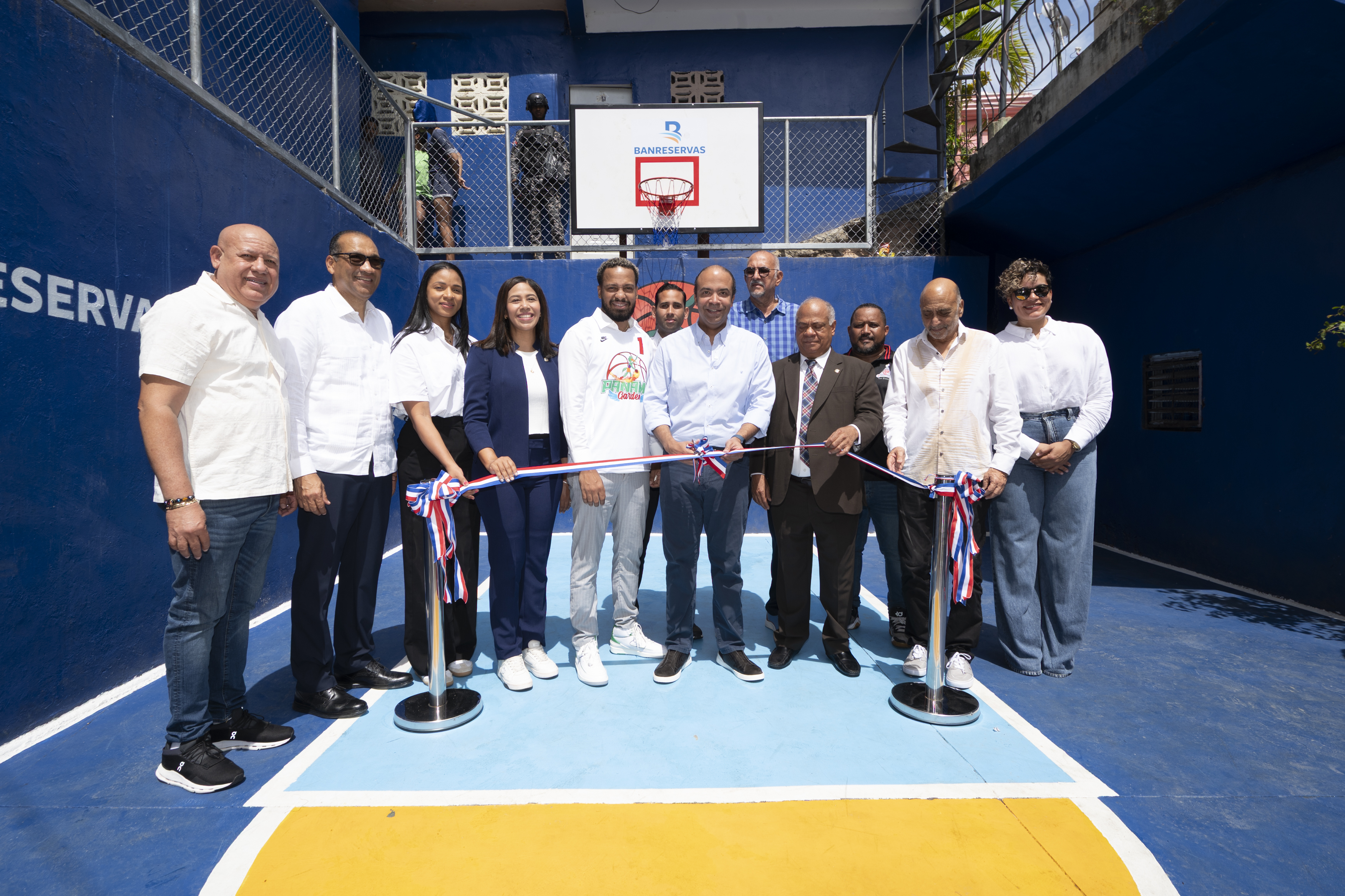 “Juega RD” de Banreservas remoza cancha Los Pioneros de Villas Agrícolas"