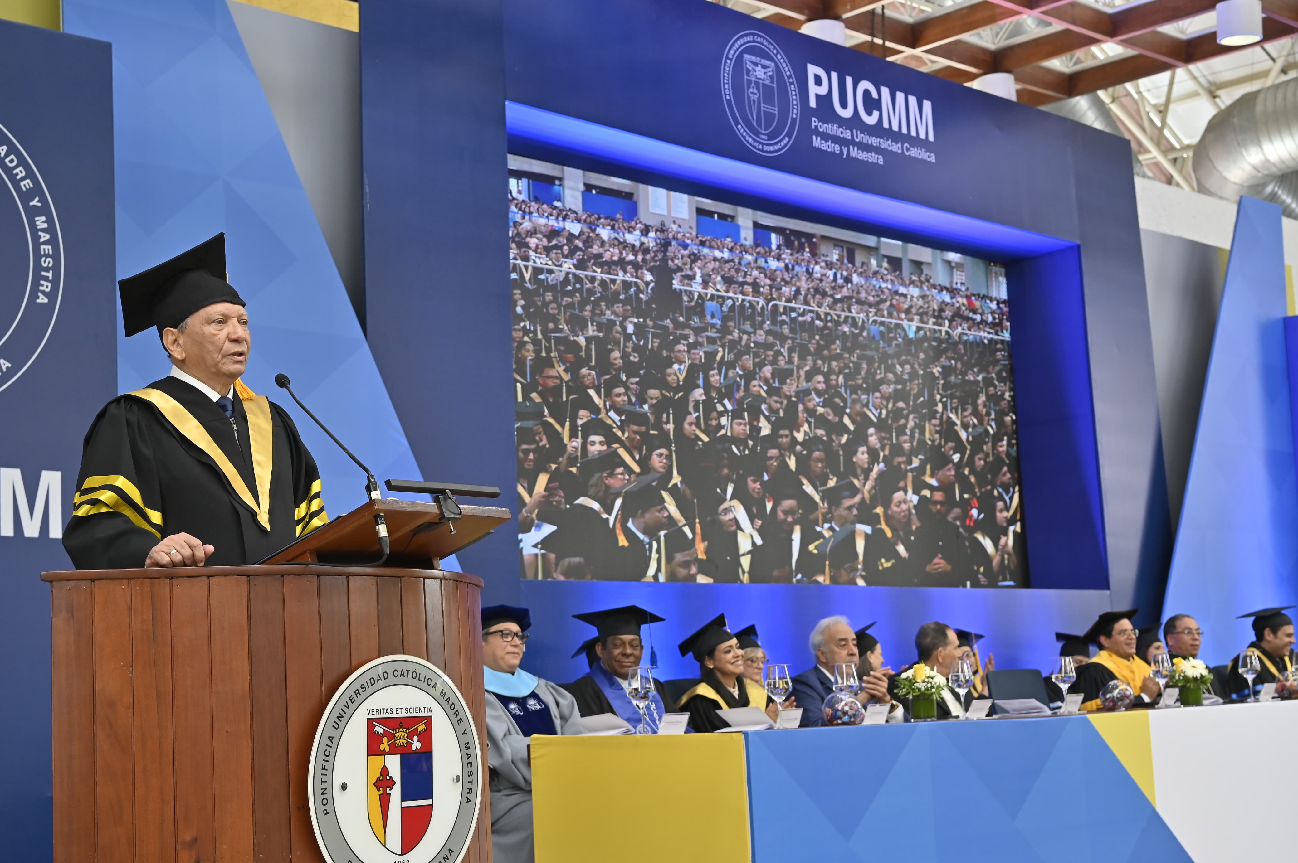 Doctor Leonardo Aguilera exhorta a 1,149 graduados de la PUCMM a ser visionarios y valorar la etica